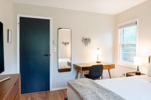 Skrivebord, strykejern/-brett, reiseseng for barn og wi-fi (inkludert)