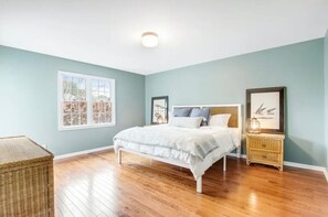 4 slaapkamers, een bureau, een strijkplank/strijkijzer, reisbedje