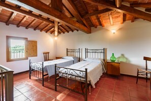 3 bedrooms, desk, WiFi, bed sheets