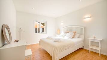 3 quartos, ferros/tábuas de passar roupa, acesso à internet