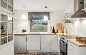 Réfrigérateur, plaque de cuisson, lave-vaisselle, cafetière/bouilloire