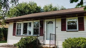 A single-story house with a front porch, a door, and windows with shutters. - Rancher in Mont Alto (Mont Alto)