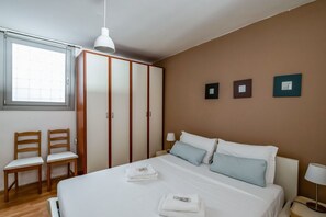 1 dormitorio, tabla de planchar con plancha, Internet