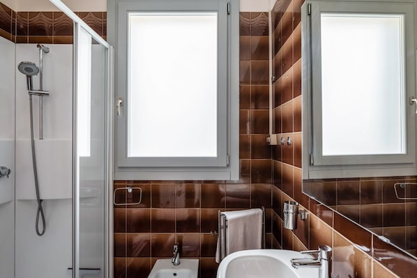 Dusche, Haartrockner, Bidet, Handtücher