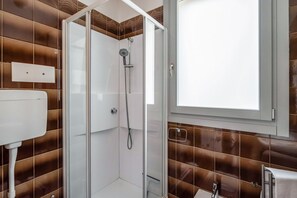 Shower, hair dryer, bidet, towels