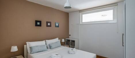 1 bedroom, iron/ironing board, internet