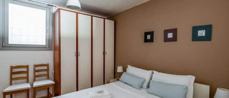 1 chambre, fer et planche à repasser, accès Internet