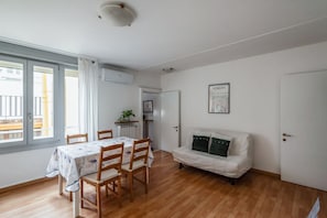 A room with a dining table, chairs, a sofa, a door, and a window. - GuestHost - Cozy apartment of 50 sqm, located on the second floor (38 steps to access), can accommodate up to 3 people.The accommodation is located in a strategic area: a few steps from the Clock Tower and Piazza dei Signori, in an enviable location and  (Padova)