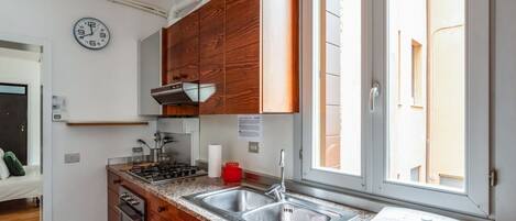 Een koelkast, een microgolfoven, een oven, een kookplaat