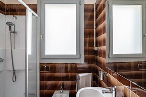 Shower, hair dryer, bidet, towels