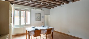 GuestHost - Comfortable apartment of 50 sqm, located on the first floor (18 steps to access), can accommodate up to 4 people.The accommodation is located in a strategic area: a few steps from the Clock Tower and Piazza dei Signori, in an enviable locatio