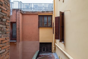 Property grounds - Comfortable apartment of 50 sqm, located on the first floor (18 steps to access), can accommodate up to 4 people.The accommodation is located in a strategic area: a few steps from the Clock Tower and Piazza dei Signori, in an enviable location and close (Padova)
