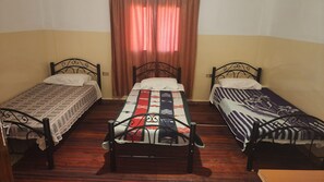 Kamar Triple Basic | Meja kerja, ruang kerja ramah laptop, Wi-Fi gratis, dan seprai linen