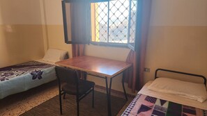 Kamar Twin Basic | Meja kerja, ruang kerja ramah laptop, Wi-Fi gratis, dan seprai linen