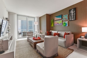 Luxury-Apartment, 1 Schlafzimmer, Meerblick | Wohnbereich | 50-Zoll-Smart-TV mit Kabelempfang