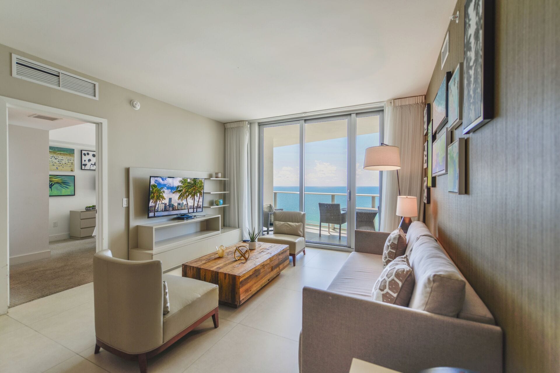Condo de lujo, 2 habitaciones, vista a la playa | Área de sala de estar | Smart TV de 50 pulgadas con canales por cable 