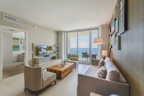 Luksusleilighet, 2 soverom, strandutsikt | Oppholdsområde | En 50-tommers smart-TV med kabel-kanaler