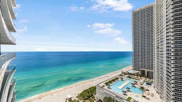 Departamento de lujo, 2 habitaciones, vista al océano | Vista a la playa o el mar