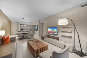 Luksusleilighet, 1 soverom, strandutsikt | Oppholdsområde | En 50-tommers smart-TV med kabel-kanaler
