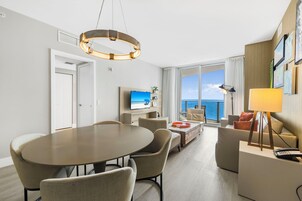 Luxury Apartment, 2 Bedrooms, Ocean View | In-room dining