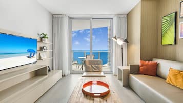 Apartemen Mewah, 2 kamar tidur, pemandangan samudra | Area keluarga | Smart TV 50-inci dengan saluran TV kabel