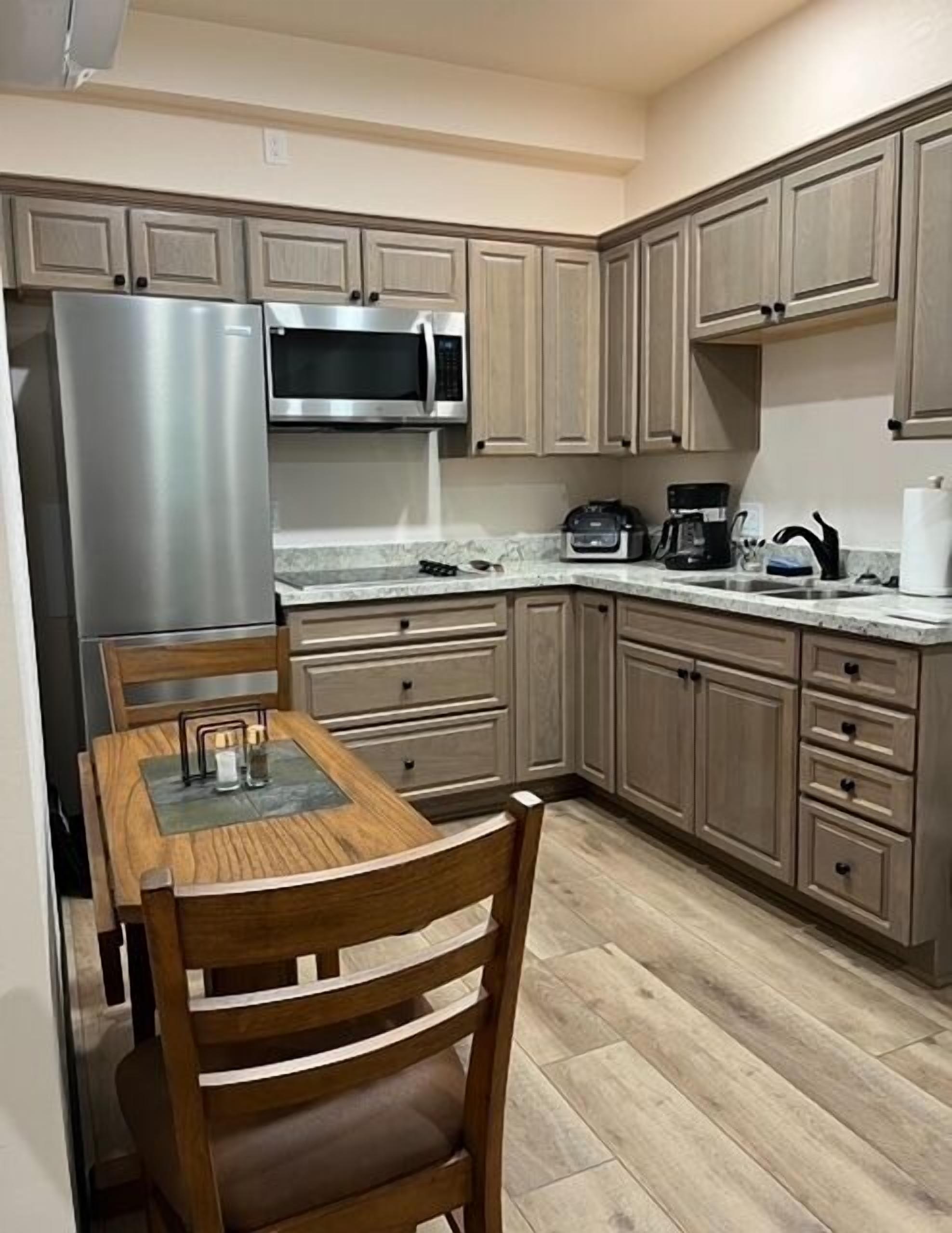 *1 Bedroom Apt* Amazing views! Private entrance* Close to Hospital!