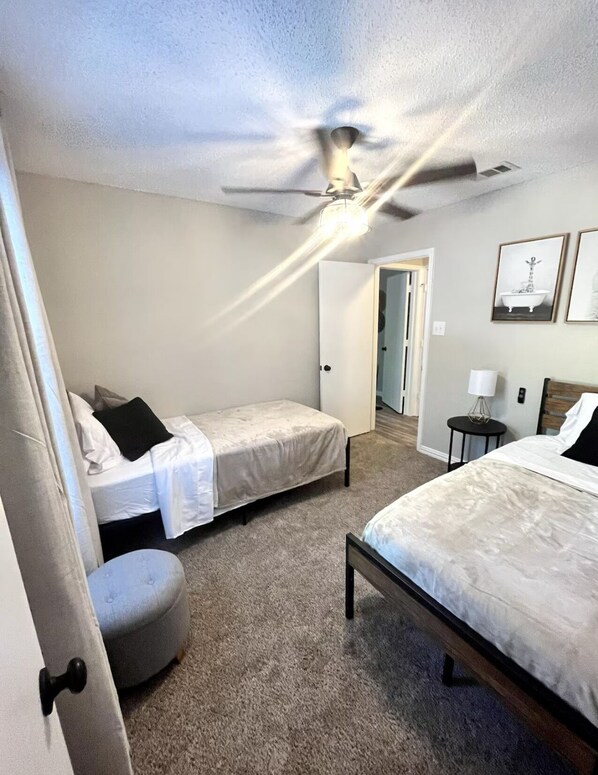 3 habitaciones, tabla de planchar con plancha, wifi y ropa de cama 