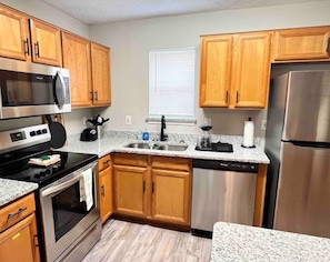 Refrigerador, microondas, horno y parrilla de estufa