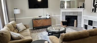 Cozy Hollyberry! With backyard getaway!