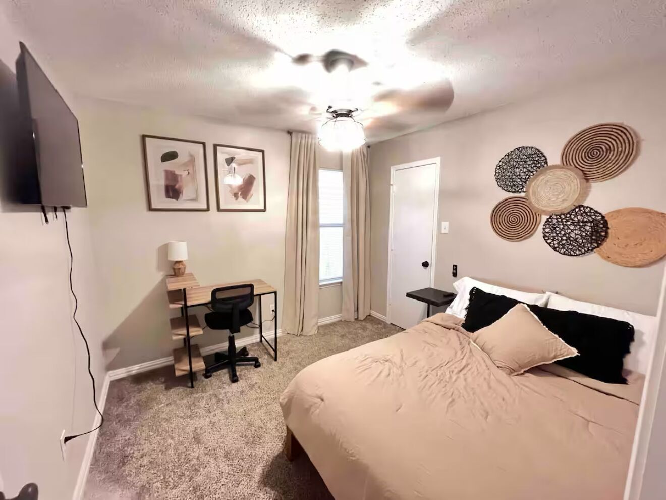 3 habitaciones, tabla de planchar con plancha, wifi y ropa de cama 