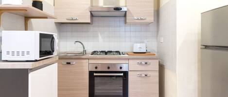 Micro-ondes, four, plaque de cuisson, grille-pain