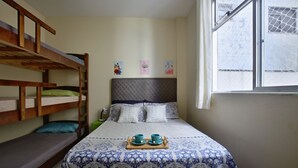 A bunk bed room with a bed, a window, and a wall with three pictures. - Mar Doce Lar (Cabo Frio)