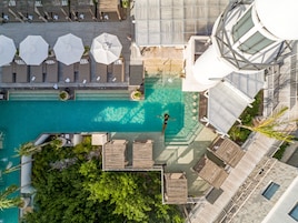 Una piscina al aire libre