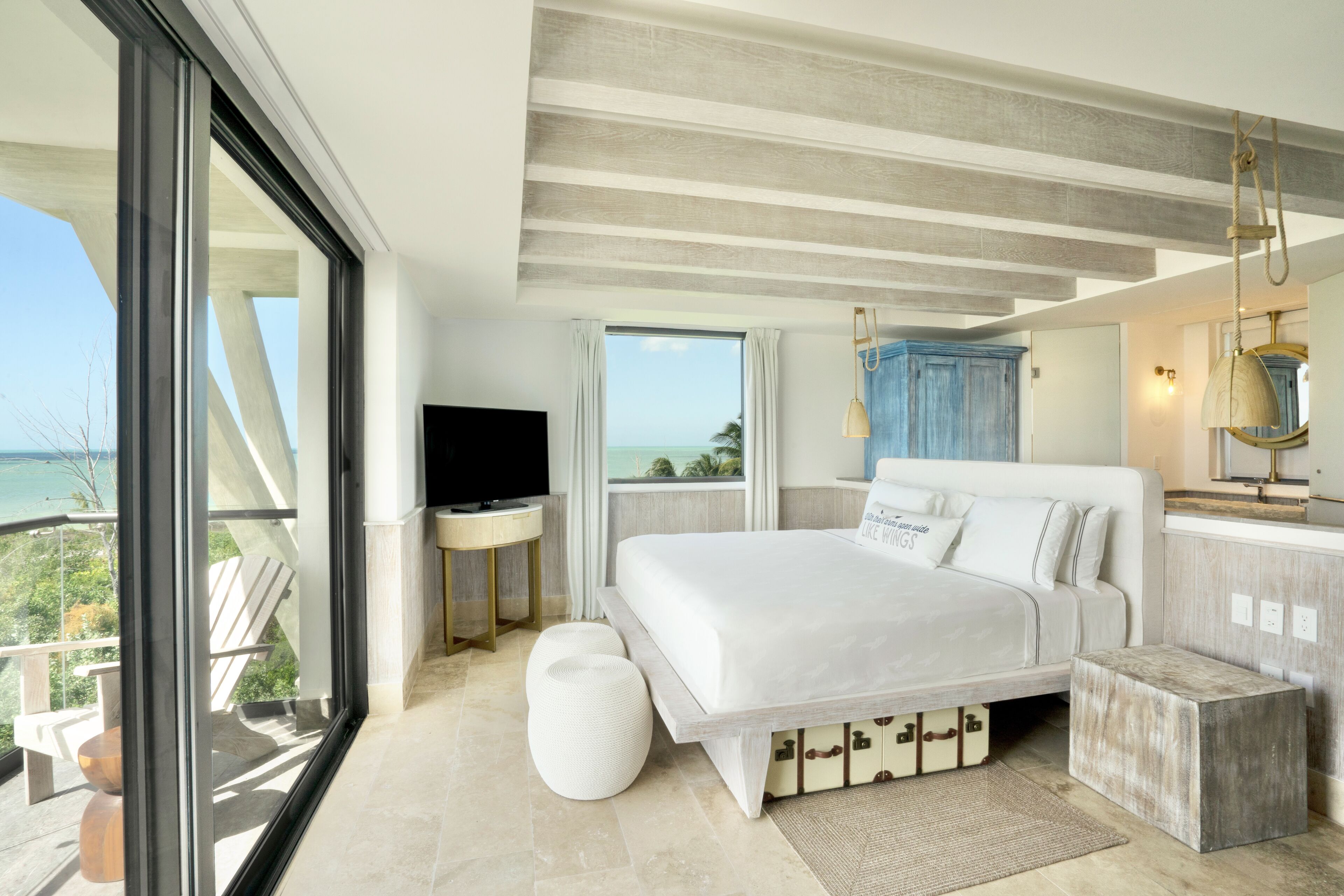 ROYAL Oceanview "Barefoot" Suite | Ropa de cama de alta calidad y camas Select Comfort 