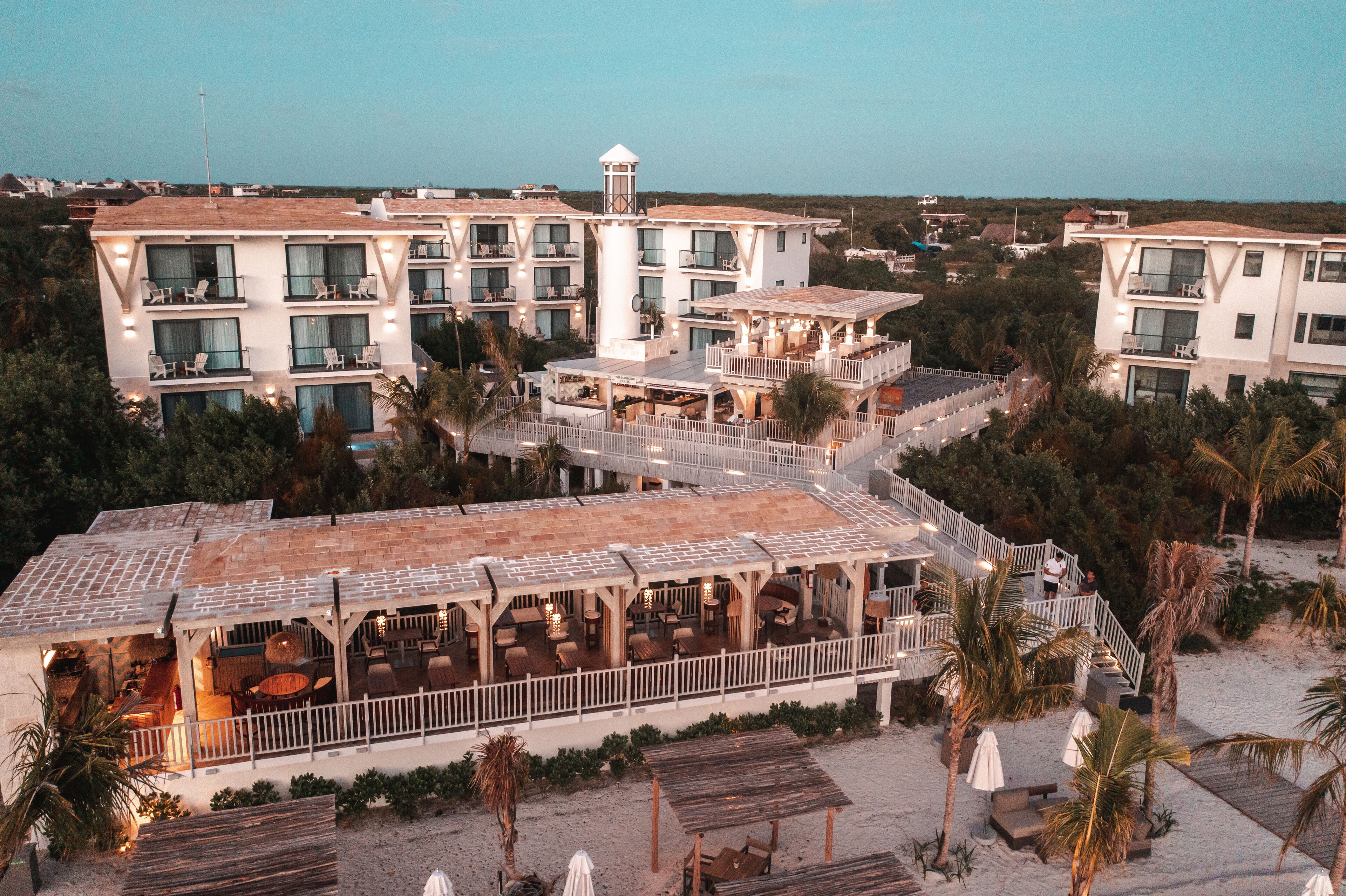 Un resort con varios balcones, zonas de estar al aire libre y una piscina.