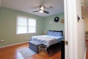 3 Schlafzimmer, Schreibtisch, Bügeleisen/Bügelbrett, Reisekinderbett