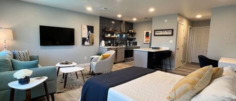 1 habitación, escritorio, tabla de planchar con plancha y wifi