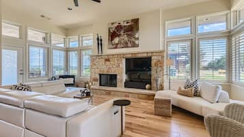 Smart TV, fireplace