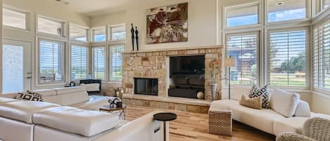 Smart TV y chimenea