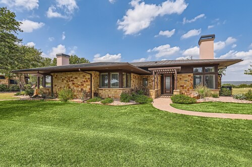 Harris House at Lakecliff Country Club. Golf, Lake & Hill Country Getaway!