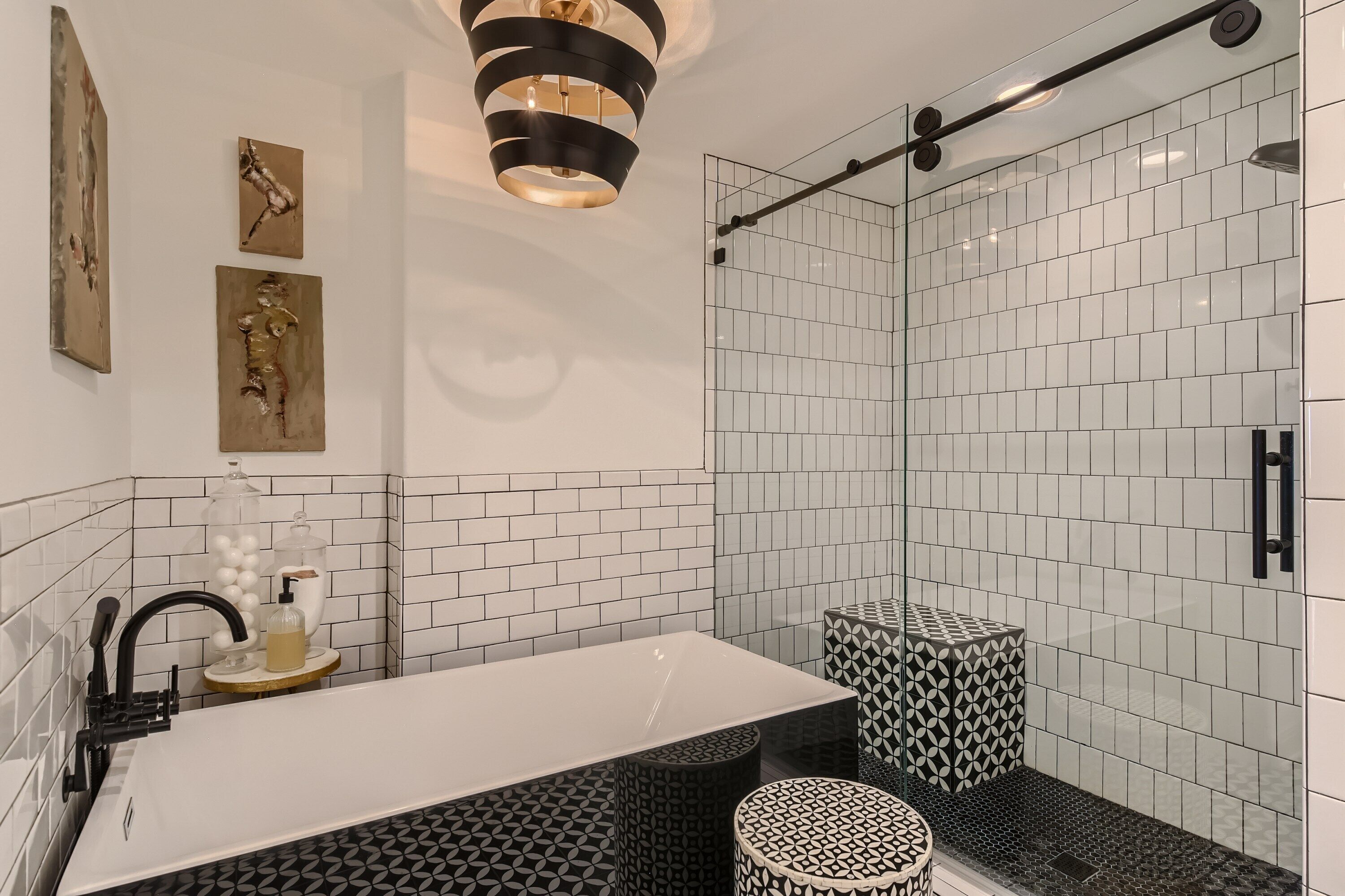 Douche, sèche-cheveux, serviettes fournies, savon