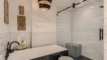 Douche, sèche-cheveux, serviettes fournies, savon