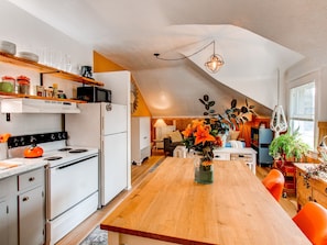 Microwave, oven, stovetop, dishwasher - Charming Carriage House in Capital Hill (Denver)