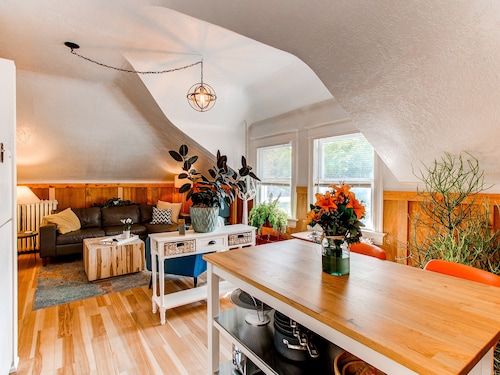 Charming Carriage House in Capital Hill