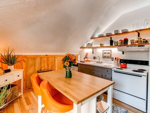 Microondas, horno, placa de cocina y lavavajillas