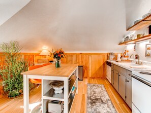 Microondas, horno, placa de cocina y lavavajillas
