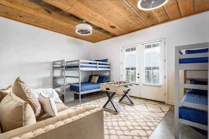 4 bedrooms, desk, iron/ironing board, WiFi - Sky View on False River Sunset     LSU 45 minutes away (Ventress)