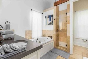 Ducha, bañera de hidromasaje, secador de pelo y toallas
