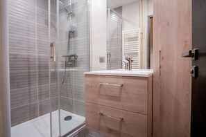 Douche, sĂšche-cheveux, serviettes fournies
