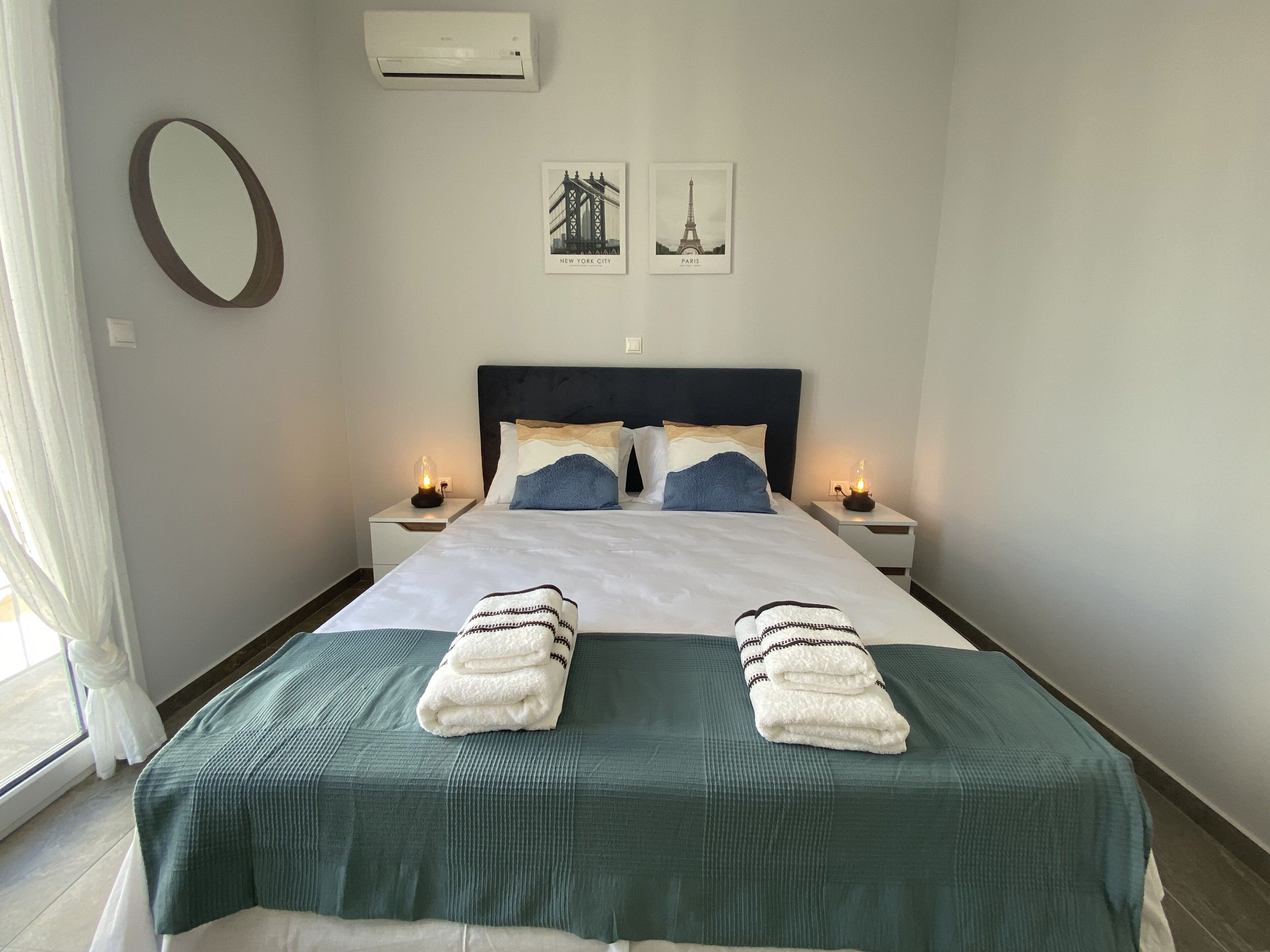 2 habitaciones, tabla de planchar con plancha y cuna de viaje 